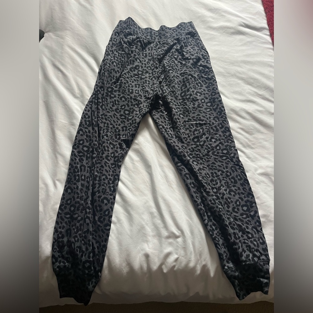 Abercrombie & fitch v waist band joggers size medium (feel like a small)
